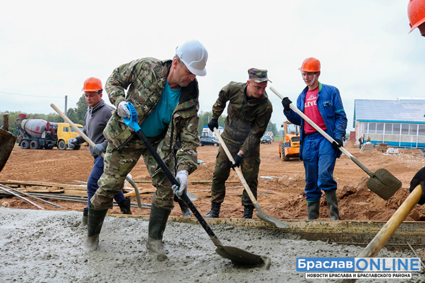 Молодежь Браславщины приняла участие в районном субботнике, где в неформальной обстановке пообщалась с Вячеславом Грищенко