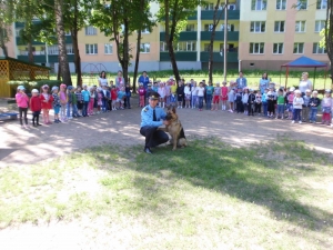 Браславское отделение Департамента охраны МВД Республики Беларусь в преддверии международного Дня защиты детей организовало показательное выступление милиционера-кинолога